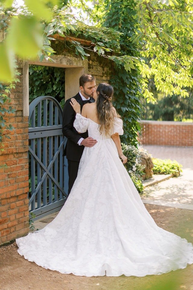 Couple sharing a kiss by a garden arch at one of the best wedding places in Chicago